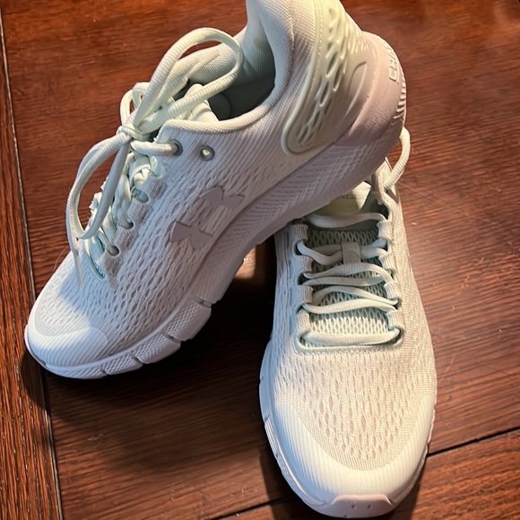 Womens UA charged shoes 8.5 mint color - Picture 2 of 4